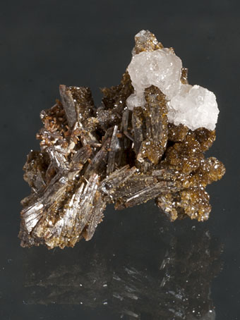 Descloizite, Vanadinite var. Endlichite - Los Lamentos, Chihuahua, Mexico