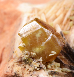 Wulfenite, Fluorite, Pyromorphite, Baryte - Monterniers Mines, Lantigni�, Beaujeu, Rh�ne, Auvergne-Rh�ne-Alpes, France