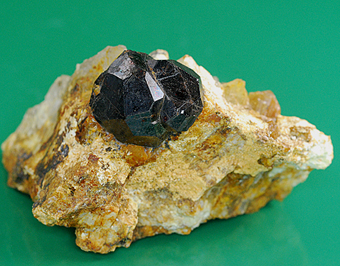 Almandine-spessartine series garnet - Ialamitana - Sahanivotry Manandona Commune - Antsirab� 2 distr. - Vakinankaratra Region - Antananarivo prov. - Madagascar