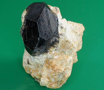 Almandine-spessartine series garnet - Ialamitana - Sahanivotry Manandona Commune - Antsirab� 2 distr. - Vakinankaratra Region - Antananarivo prov. - Madagascar