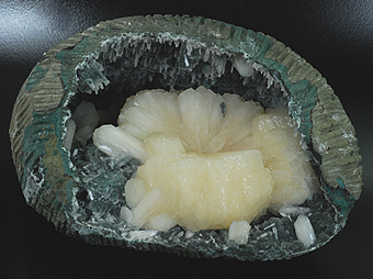 Stilbite and chalcedony - Jalgaon distr. - Maharastra - India