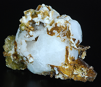 Analcime and siderite - Poudrette quarry - Mont Saint-Hilaire - La Vall�e-du-Richelieu RCM - Mont�r�gie  Qu�bec - Canada