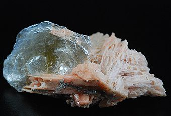 Polylithionite and serandite - Poudrette quarry - Mont Saint-Hilaire - La Vall�e-du-Richelieu RCM - Mont�r�gie  Qu�bec - Canada