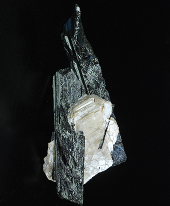 Catapleite and aegirine - Poudrette quarry - Mont Saint-Hilaire - La Vall�e-du-Richelieu RCM - Mont�r�gie  Qu�bec - Canada