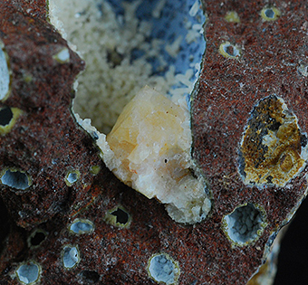 Gmelinite-Ca,  chabazite (var. phacolite) and phillipsite - Contrada Bagattei - Vestenanuova - Verona prov. - Veneto - Italy