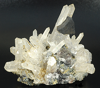 Helvine and quartz - Jinlong hill -Longchuan Co. - Heyuan Pref. - Guangdong prov. - China