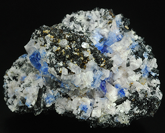 Carletonite and magnesio-arfverdsonite - Poudrette quarry - Mont Saint-Hilaire - La Vall�e-du-Richelieu RCM - Mont�r�gie - Qu�bec - Canada  (with VIDEO !)