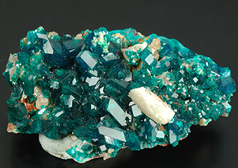 Dioptase and calcite - Altyn-Tyube dioptase deposit - Altyn-Tyube area - Kirghiz Steppes - Karagandy prov. - Kazakhstan  (with VIDEO !)
