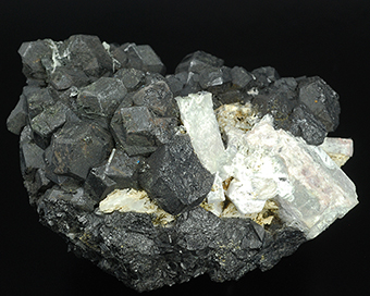 Schorlomite and nepheline - Jebel Bou-Agrao - Tamazeght Mountain Range - Kh�nifra prov. - Mekn�s-Tafilalet Region - Morocco