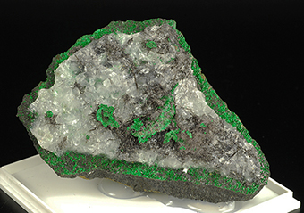 Pumpellyite-(Mg) and uvarovite - Saranovskii mine - Saranovskaya Village - Gornozavodskii area - Permskaya Oblast' - Middle Urals - Urals Region - Russia