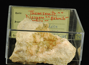 Thomsonite, diaspore, bohmite e natrolite - Saga Pearl quarry - Tvedalen - Larvik - Vestfold - Norway