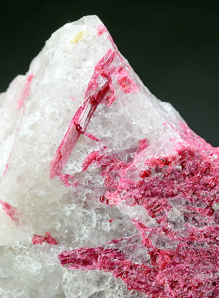 Zoisite var. Thulite -  Leksvik Thulite Quarry, Hindremseter, Leksvik, Indre Fosen, Tr�ndelag, Norway