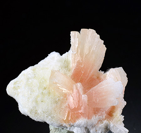 Heulandite-Ca - Rat's Nest claim, Challis, Bay Horse Mining District, Custer Co., Idaho, USAStilbite with Heulandite - Skamania Co. - Washington - USA