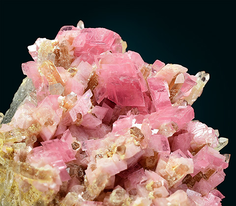 Rhodochrosite and quartz - Huayllapon Mine, Pasto Bueno, Pampas District, Pallasca Province, �ncash, Peru