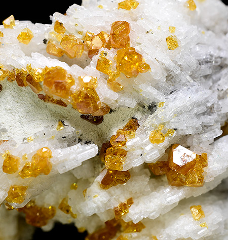 Microlite on Albite - Ip� Mine - Governador Valadares - Minas Gerais - Brazil