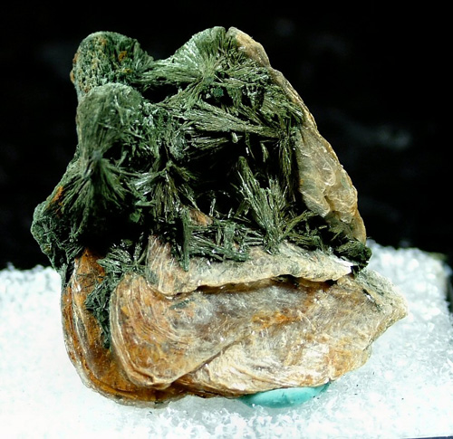 Gormanite on Muscovite - Lin�polis, Divino das Laranjeiras, Doce valley, Minas Gerais, Brazil