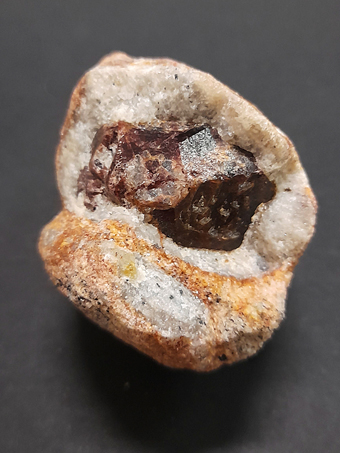 Almandine - Serrote Redondo, Pedra Lavrada, Para�ba, Brazil
