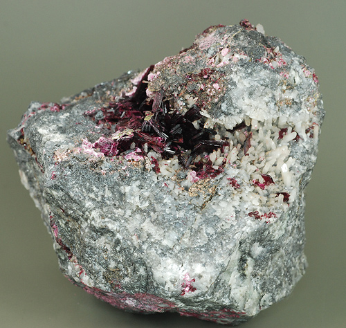 Erythrite and quartz - Aghbar mine - Bou Azzer distr. - Tazenakht - Ourzazate prov. - Souss-Massa-Draa reg. - Morocco