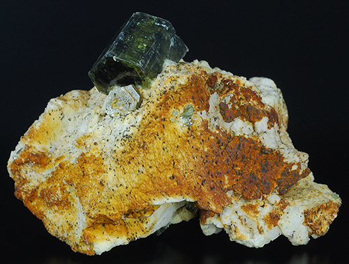 Fluorapatite and muscovite - Z� Pinto prospect - Aldeia - Conselheiro Pena - Minas Gerais - Brazil  (with VIDEO !)