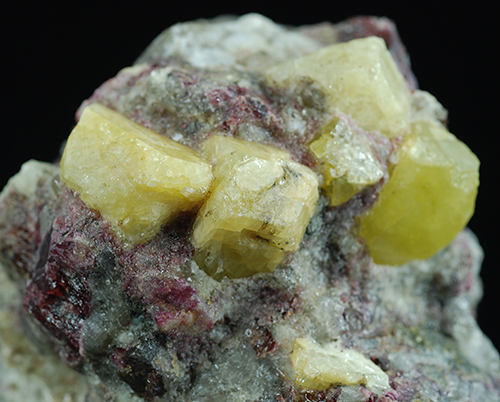 Londonite - Manapa - Betafo Distr. - Vakinankaratra Region � Antananarivo prov. -  Madagascar