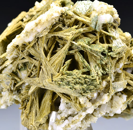 Clinozoisite - Alpe Stgegia - Lucomagno Pass, Graub�nden,  Switzerland