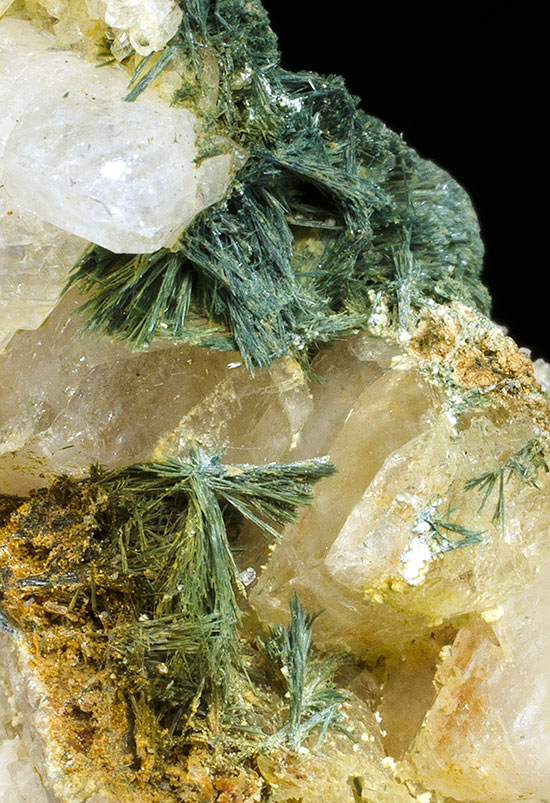 Gormanite on Muscovite - Lin�polis, Divino das Laranjeiras, Doce valley, Minas Gerais, Brazil