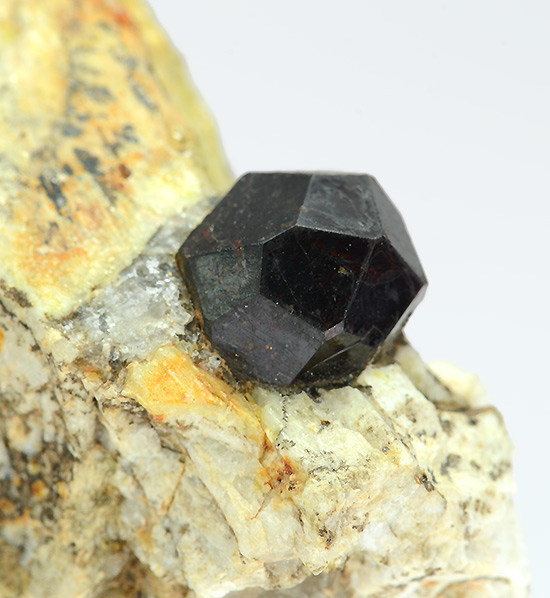 Almandine garnet - Ialamitana - Sahanivotry - Madagascar