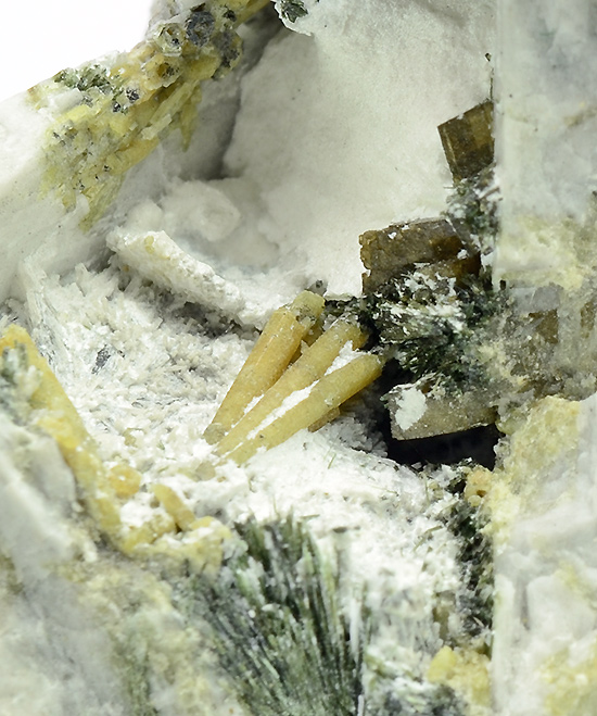 Epididymite -  Poudrette quarry, Mont Saint-Hilaire, La Vall�e-du-Richelieu RCM, Mont�r�gie, Qu�bec, Canada