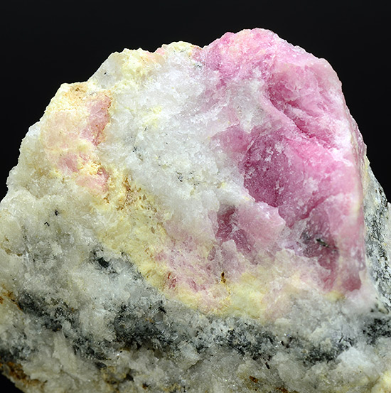 Tugtupite - Kvanefjeld plateau, Ilimaussaq complex, Narsaq, Kitaa Province, Greenland
