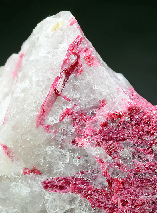 Zoisite var. Thulite -  Leksvik Thulite Quarry, Hindremseter, Leksvik, Indre Fosen, Tr�ndelag, Norway