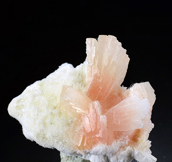 Heulandite-Ca - Rat's Nest claim, Challis, Bay Horse Mining District, Custer Co., Idaho, USAStilbite with Heulandite - Skamania Co. - Washington - USA