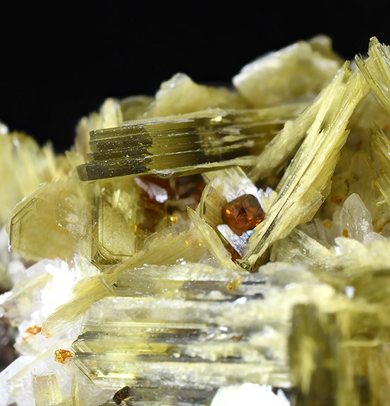 Microlite on Albite - Ip� Mine - Governador Valadares - Minas Gerais - Brazil