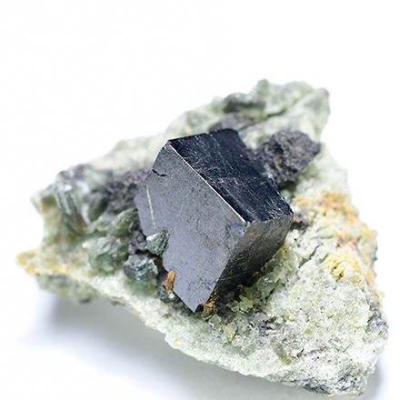 Perovskite - Akhmatovskaya Kop' -�Nazyamskie Mountains -�Zlatoust -�Chelyabinsk Oblast -�Russia (TL)
