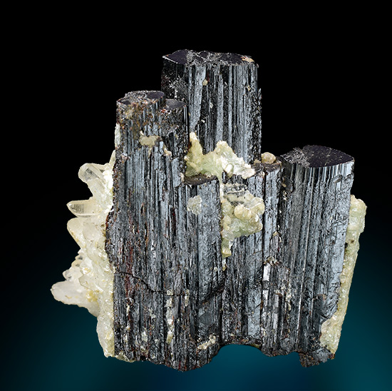Hubnerite and quartz - Mundo Nuevo mine -  Pasto Bueno - Pampas Distr. - Pallasca Prov. - Ancash - Per�